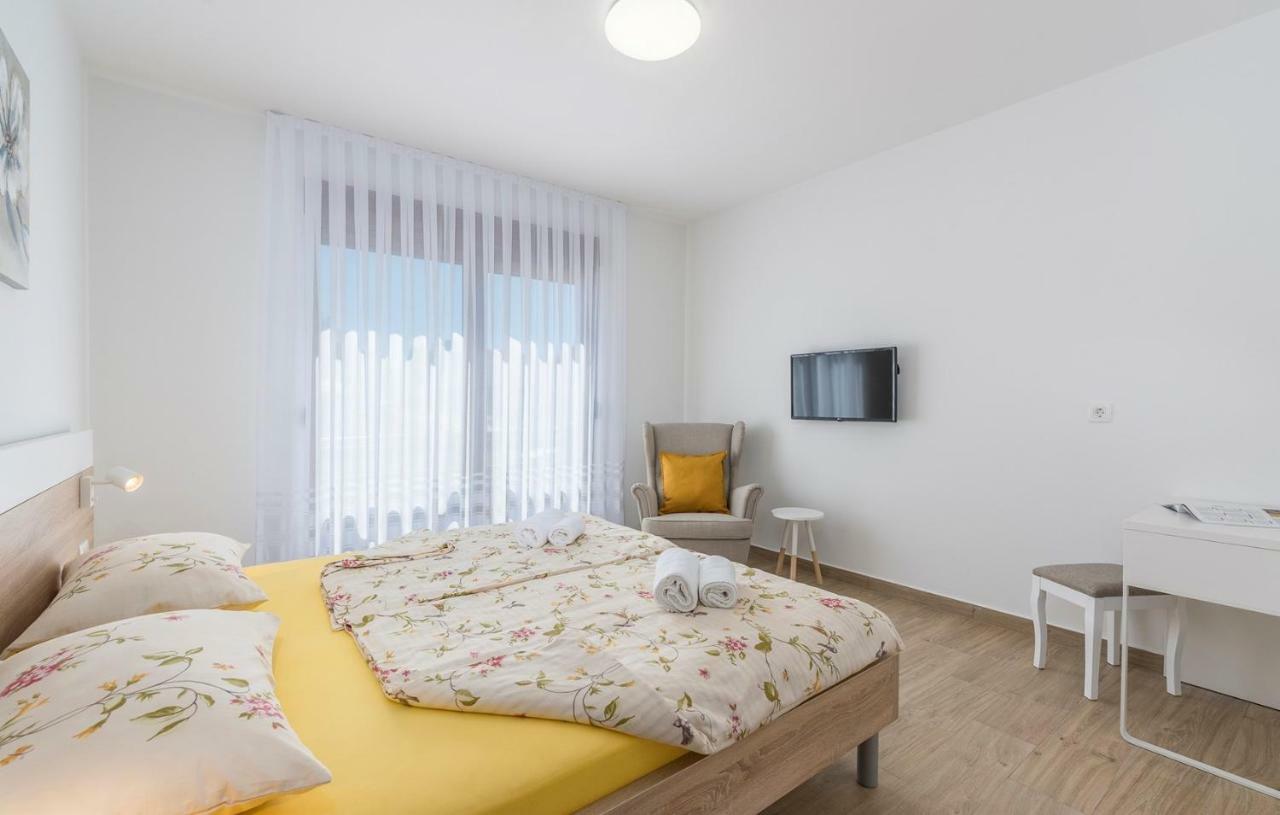 Apartments Hana In Funtana Luaran gambar