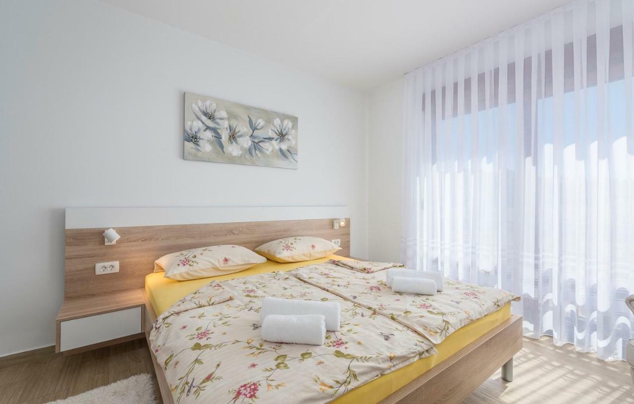 Apartments Hana In Funtana Luaran gambar