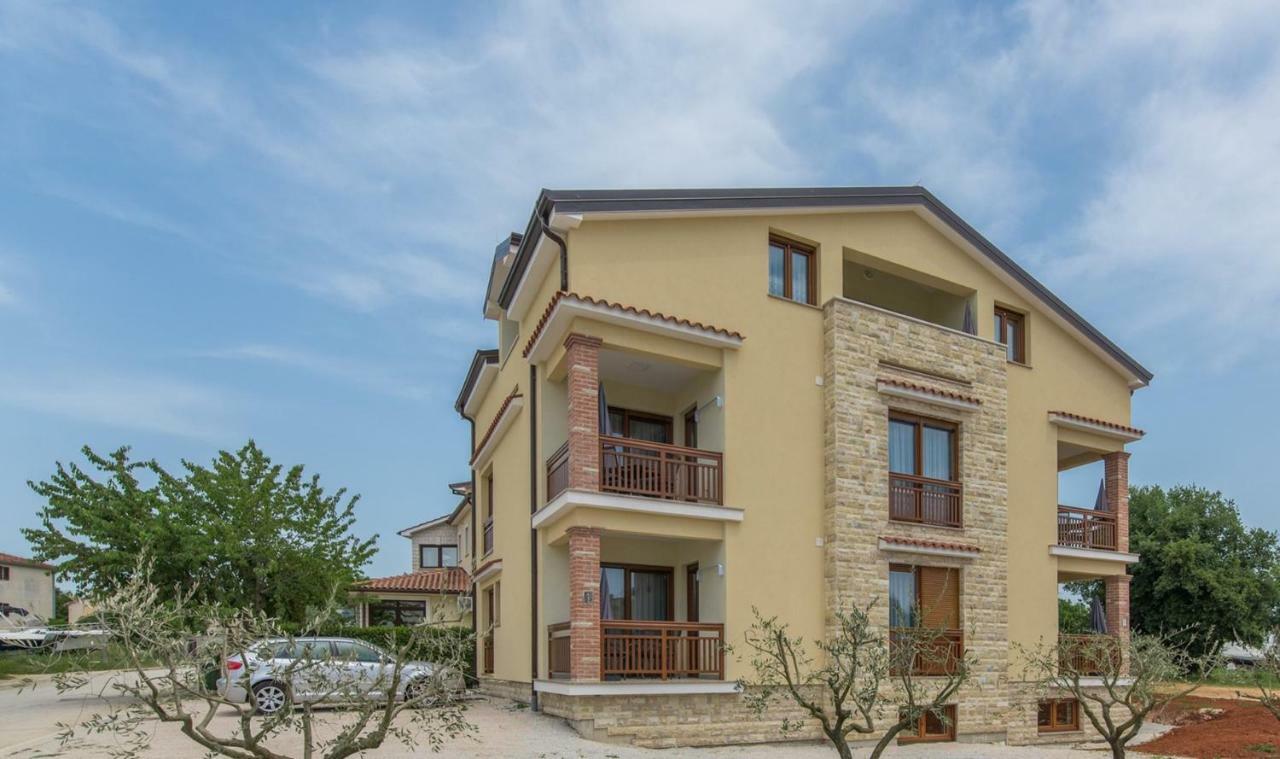 Apartments Hana In Funtana Luaran gambar