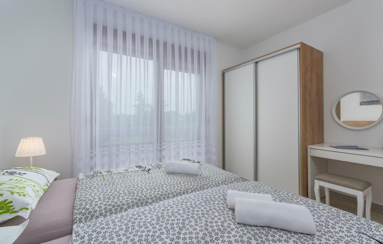 Apartments Hana In Funtana Luaran gambar